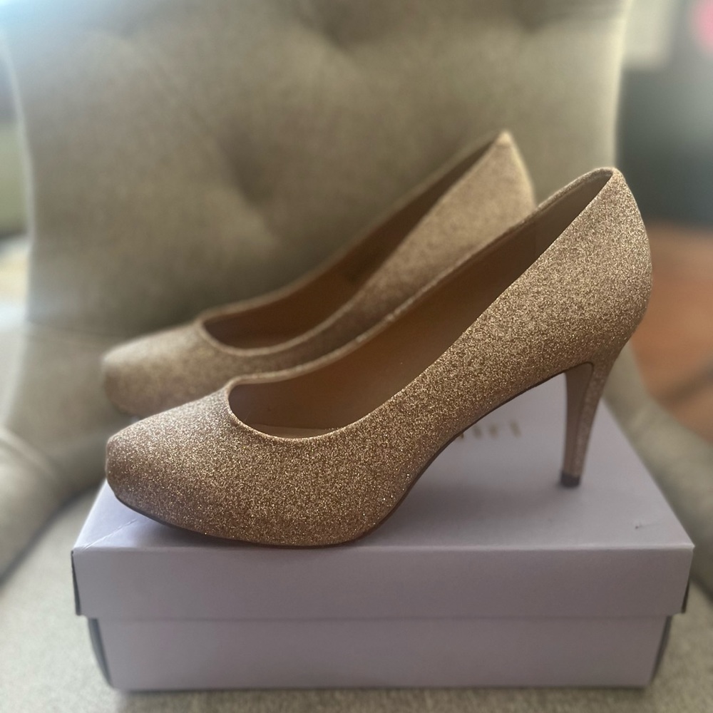 **NEW IN BOX** Steve Madden glitter pumps
